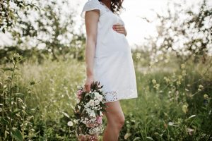 pregnantgorgeousbrunettewoman